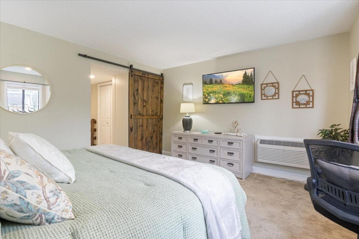 Lakefront Osage Beach Condo + Workspace w/ Pool Views