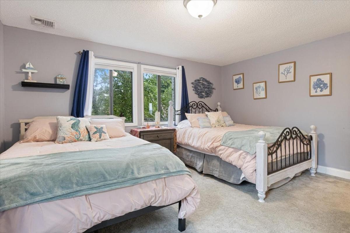 Lakefront Osage Beach Condo + Workspace w/ Pool Views