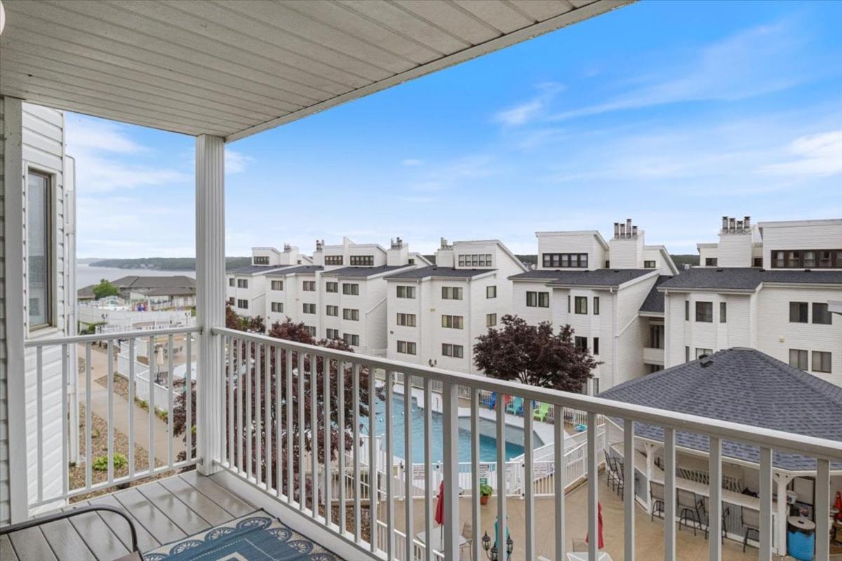 Lakefront Osage Beach Condo + Workspace w/ Pool Views