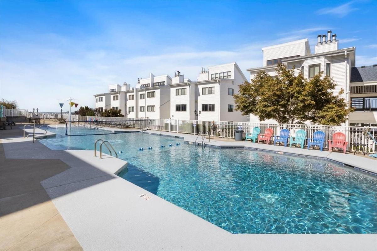 Lakefront Osage Beach Condo + Workspace w/ Pool Views