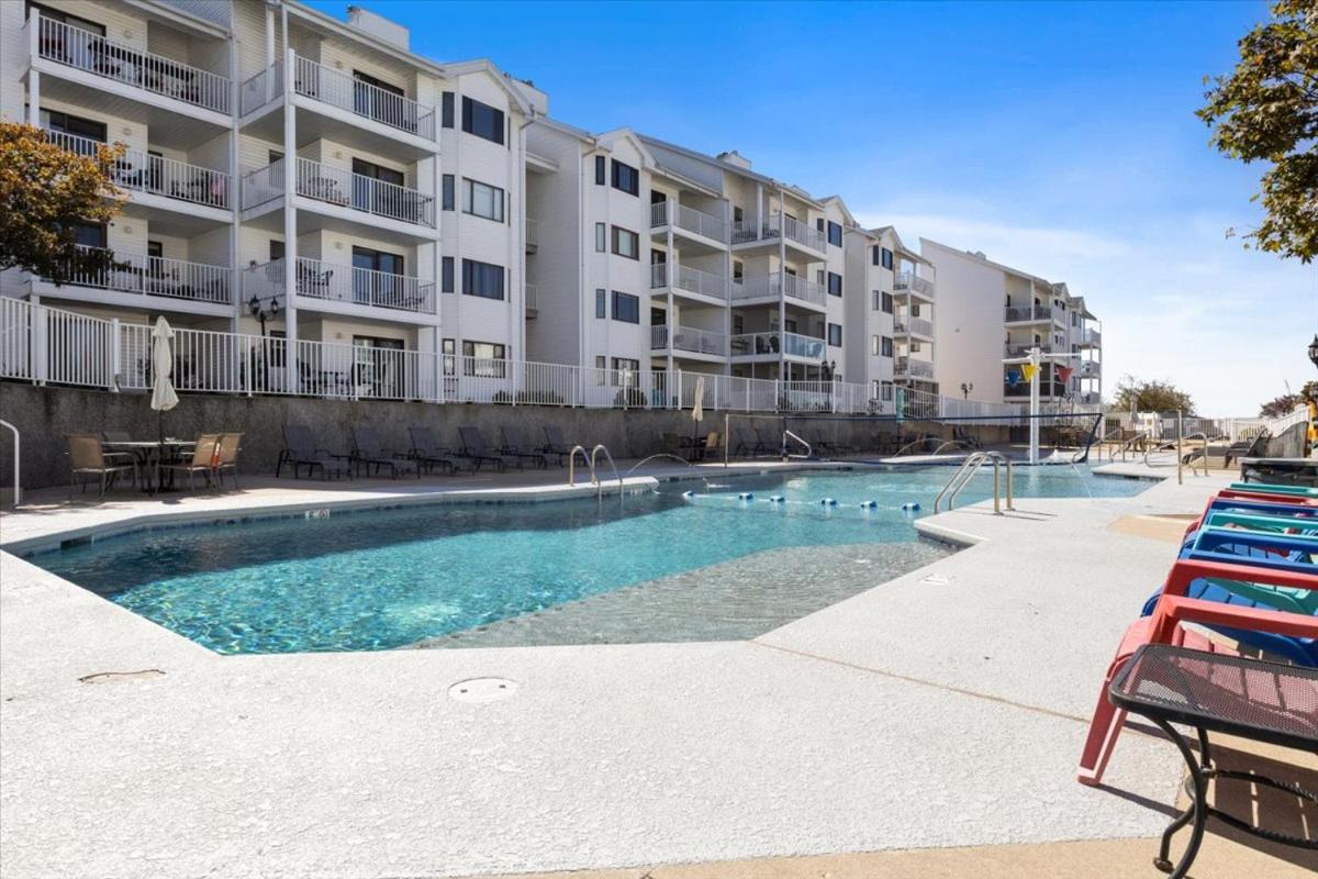 Lakefront Osage Beach Condo + Workspace w/ Pool Views