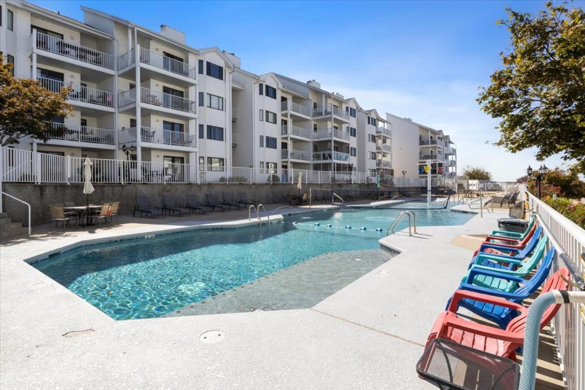 Lakefront Osage Beach Condo + Workspace w/ Pool Views