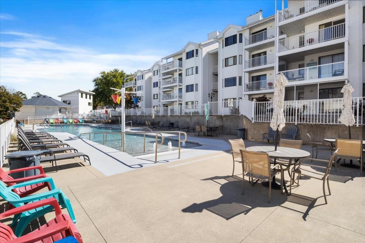 Lakefront Osage Beach Condo + Workspace w/ Pool Views