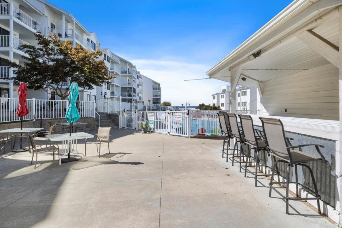 Lakefront Osage Beach Condo + Workspace w/ Pool Views