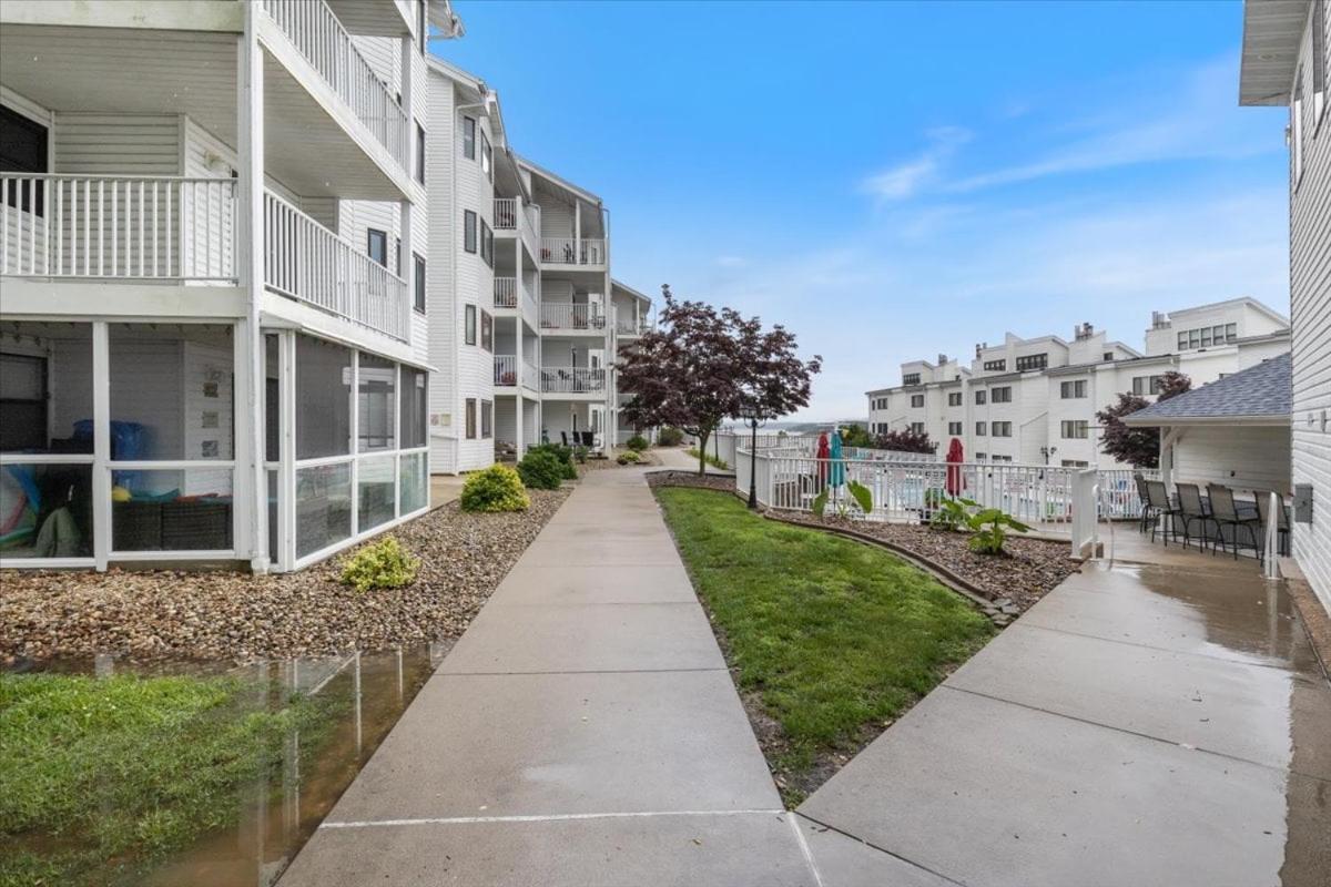 Lakefront Osage Beach Condo + Workspace w/ Pool Views