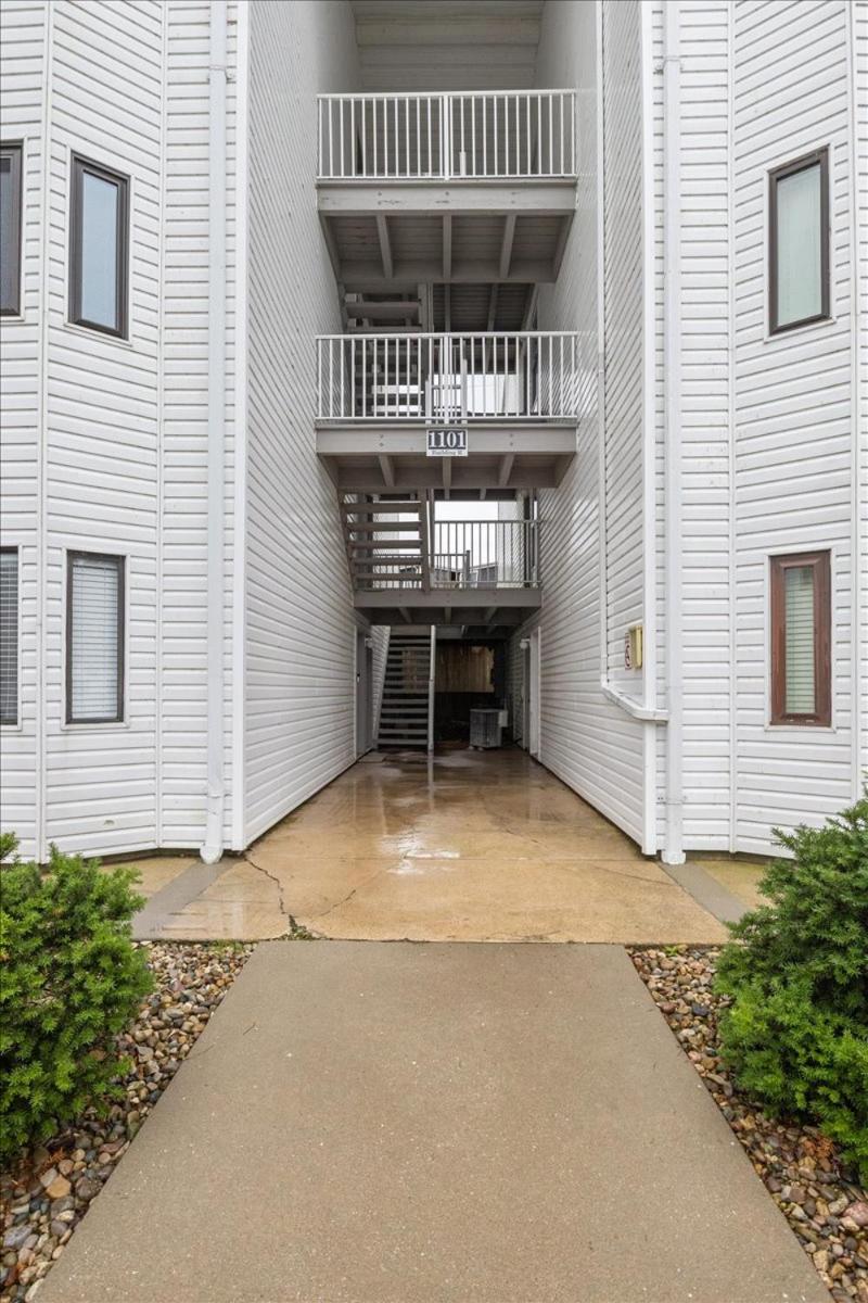 Lakefront Osage Beach Condo + Workspace w/ Pool Views