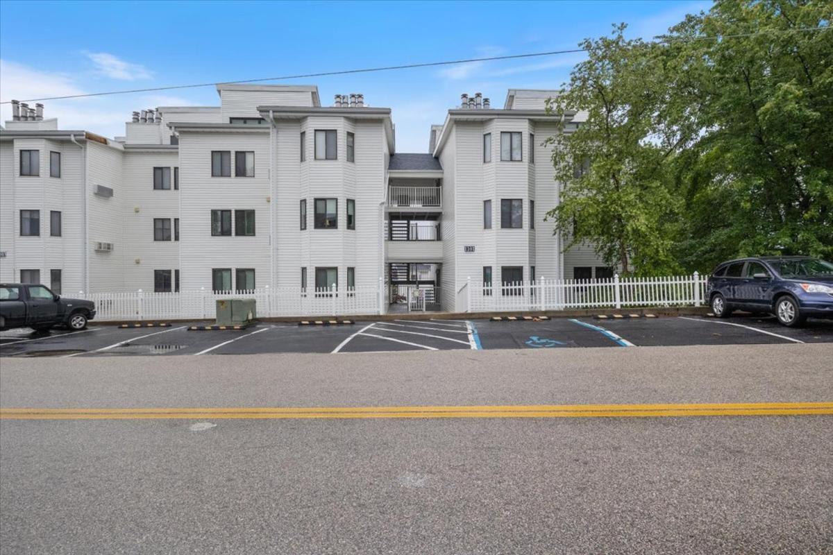 Lakefront Osage Beach Condo + Workspace w/ Pool Views