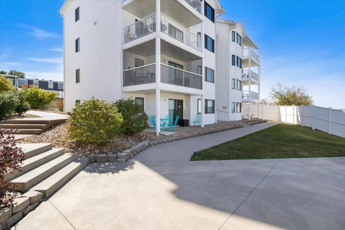 Lakefront Osage Beach Condo + Workspace w/ Pool Views