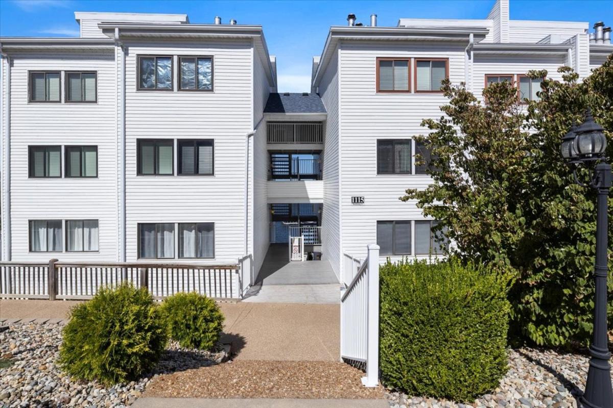 Lakefront Osage Beach Condo + Workspace w/ Pool Views
