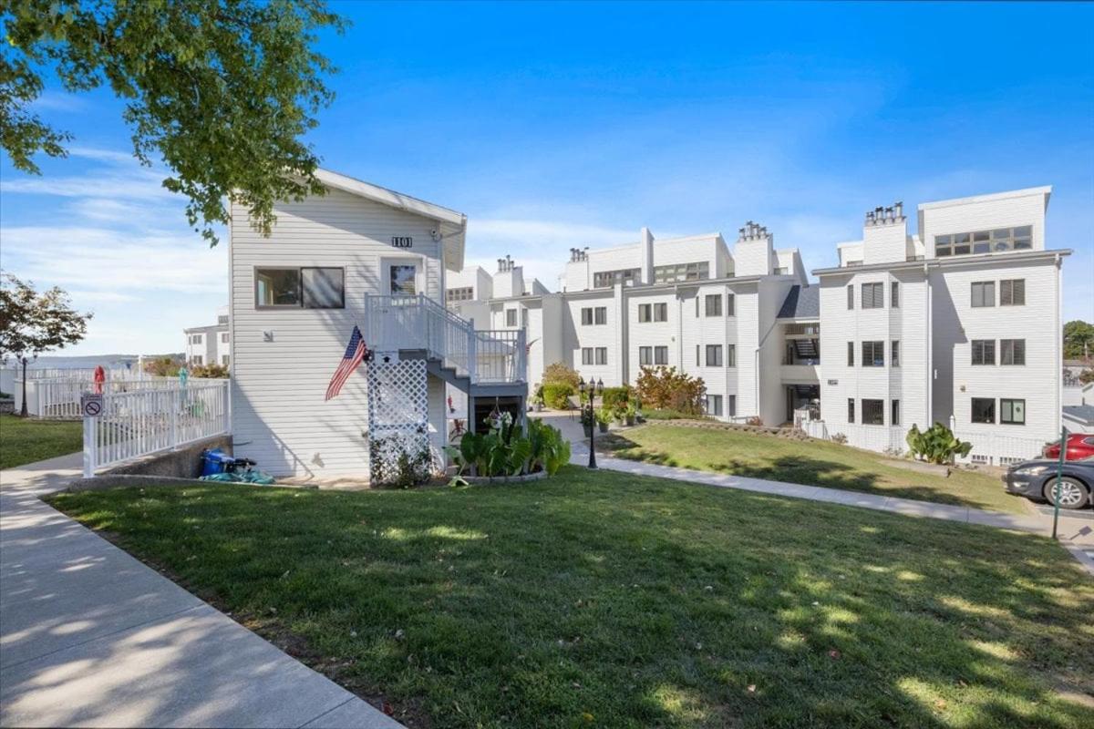 Lakefront Osage Beach Condo + Workspace w/ Pool Views