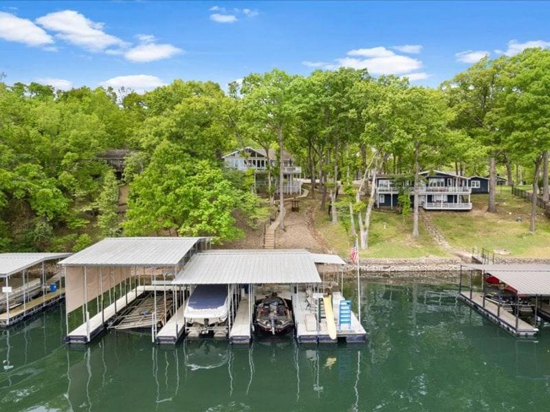 NEW! Lakefront Home -Amazing Dock -22mm -Sleeps 18
