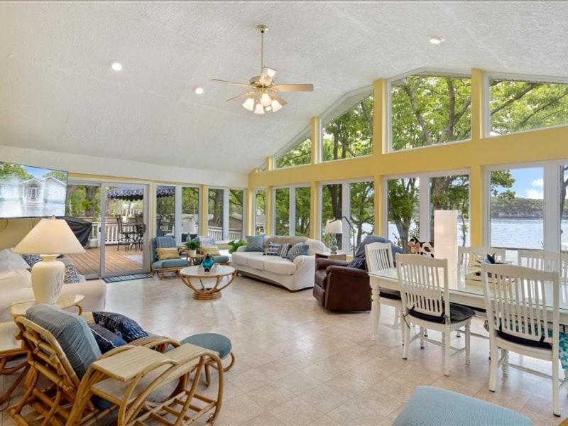 NEW! Lakefront Home -Amazing Dock -22mm -Sleeps 18