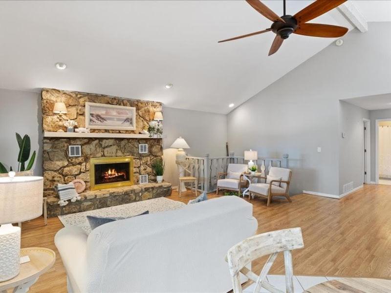 NEW! Lakefront Home -Amazing Dock -22mm -Sleeps 18
