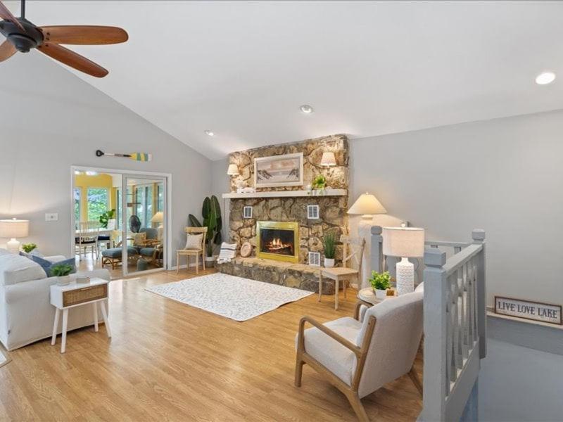 NEW! Lakefront Home -Amazing Dock -22mm -Sleeps 18