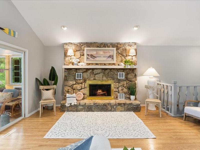 NEW! Lakefront Home -Amazing Dock -22mm -Sleeps 18