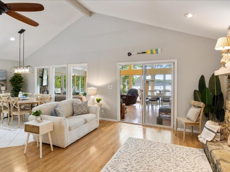 NEW! Lakefront Home -Amazing Dock -22mm -Sleeps 18