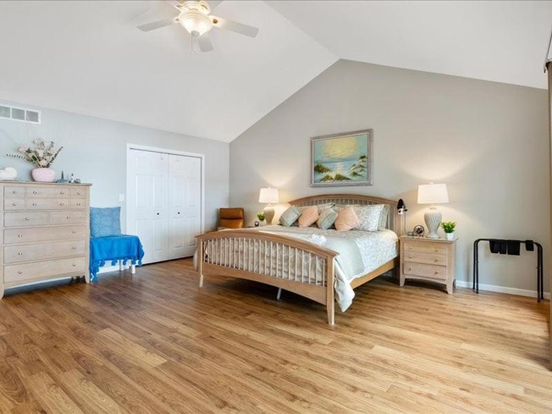 NEW! Lakefront Home -Amazing Dock -22mm -Sleeps 18