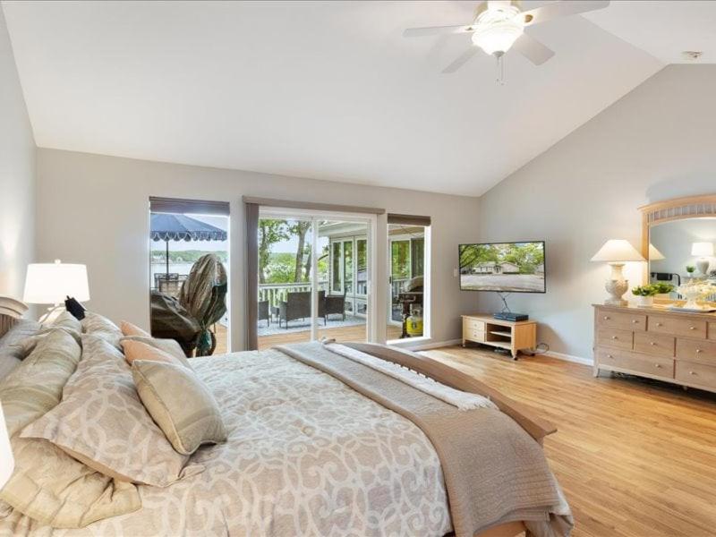 NEW! Lakefront Home -Amazing Dock -22mm -Sleeps 18