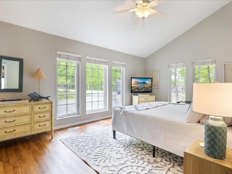 NEW! Lakefront Home -Amazing Dock -22mm -Sleeps 18
