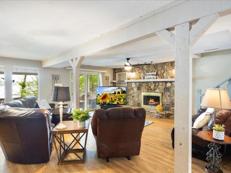 NEW! Lakefront Home -Amazing Dock -22mm -Sleeps 18