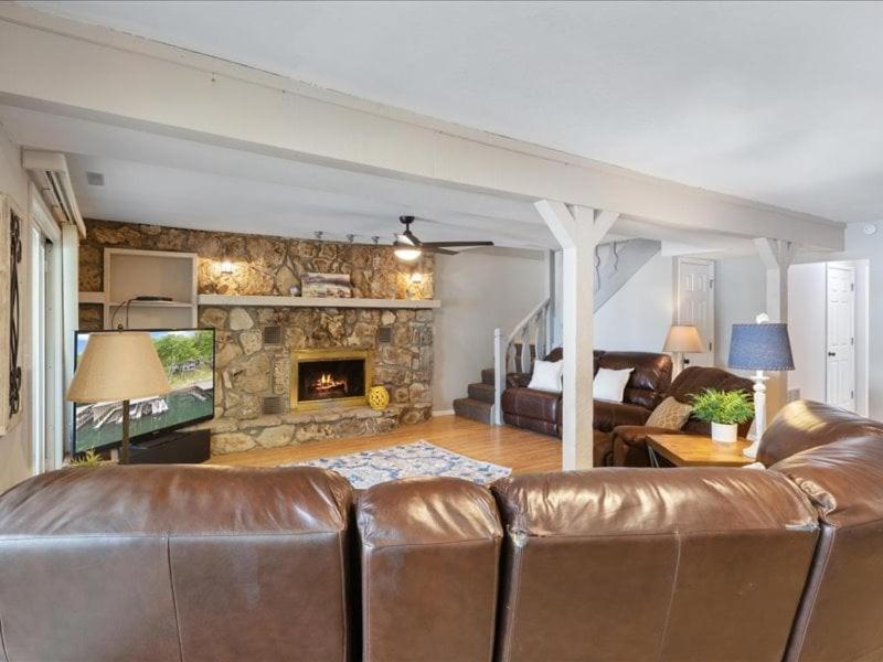 NEW! Lakefront Home -Amazing Dock -22mm -Sleeps 18