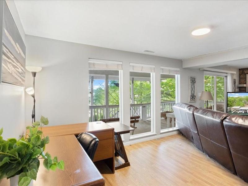 NEW! Lakefront Home -Amazing Dock -22mm -Sleeps 18