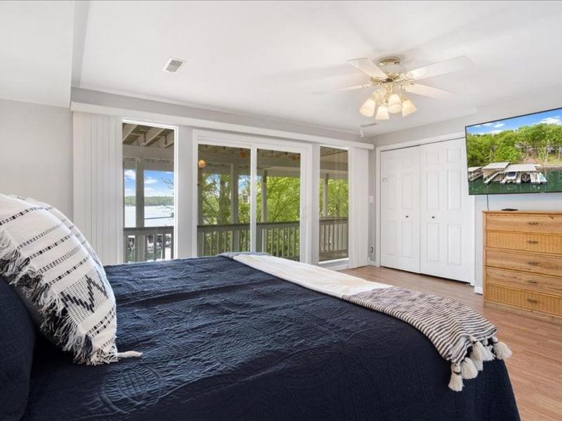 NEW! Lakefront Home -Amazing Dock -22mm -Sleeps 18