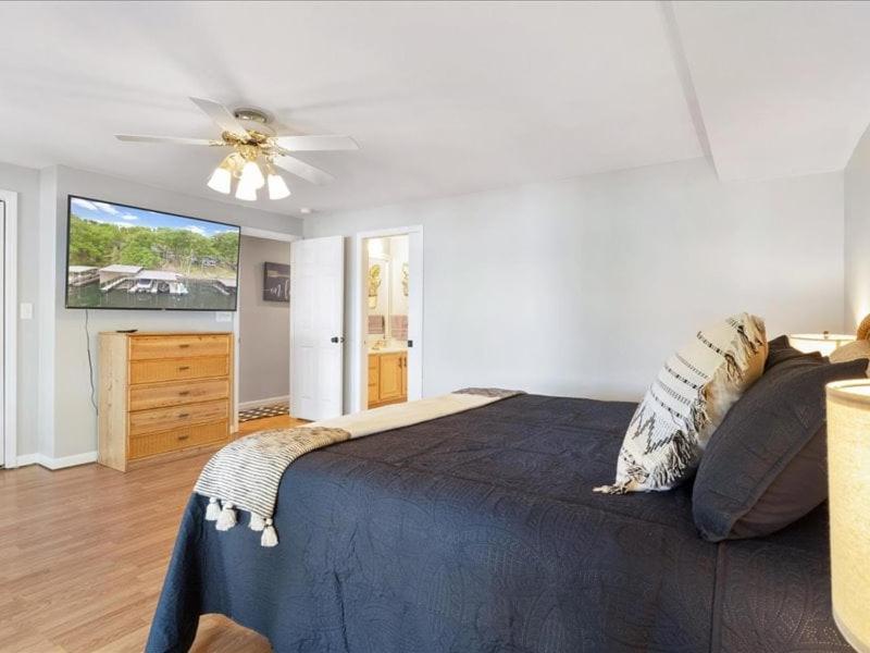NEW! Lakefront Home -Amazing Dock -22mm -Sleeps 18