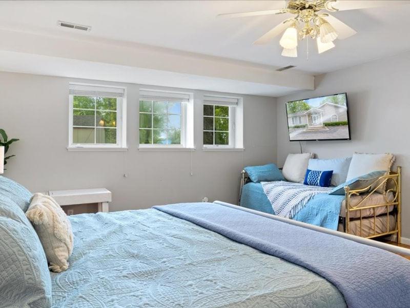 NEW! Lakefront Home -Amazing Dock -22mm -Sleeps 18