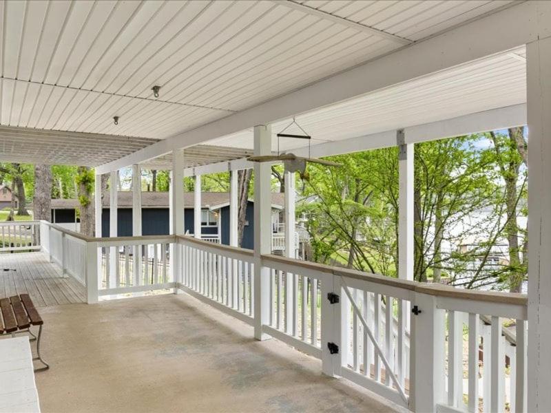 NEW! Lakefront Home -Amazing Dock -22mm -Sleeps 18