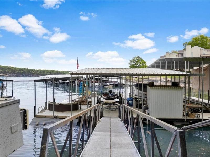NEW! Lakefront Home -Amazing Dock -22mm -Sleeps 18