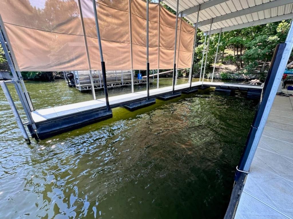 NEW! Lakefront Home -Amazing Dock -22mm -Sleeps 18
