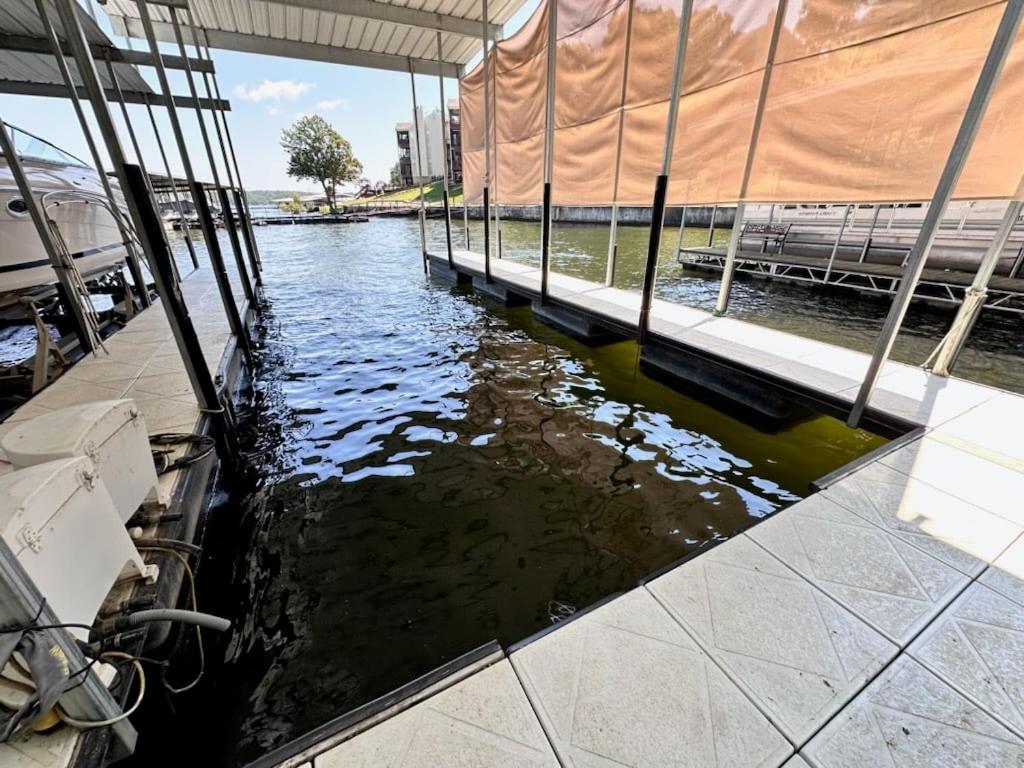 NEW! Lakefront Home -Amazing Dock -22mm -Sleeps 18