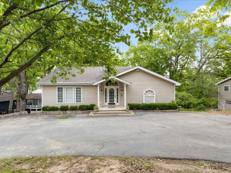 NEW! Lakefront Home -Amazing Dock -22mm -Sleeps 18