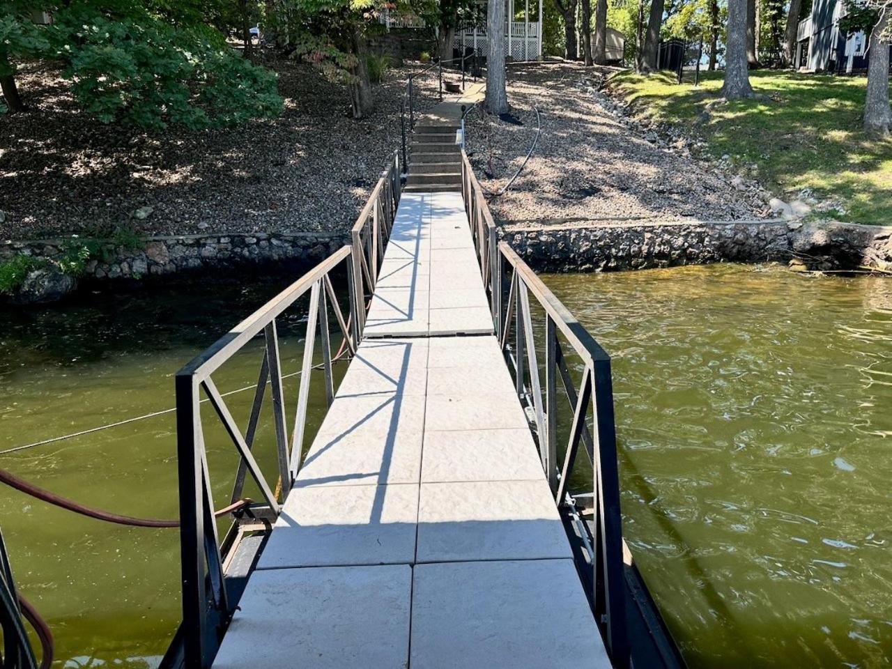 NEW! Lakefront Home -Amazing Dock -22mm -Sleeps 18
