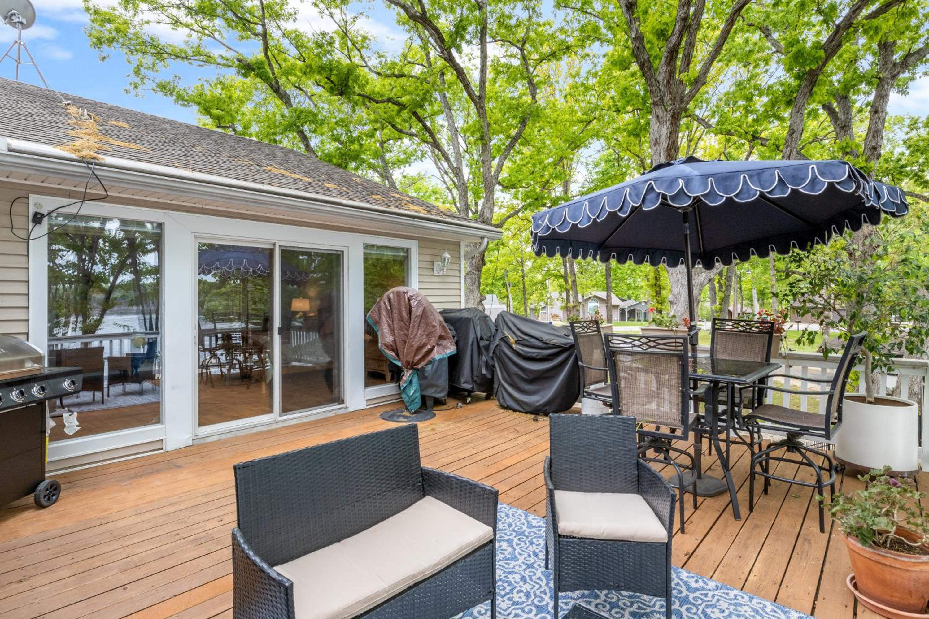 NEW! Lakefront Home -Amazing Dock -22mm -Sleeps 18