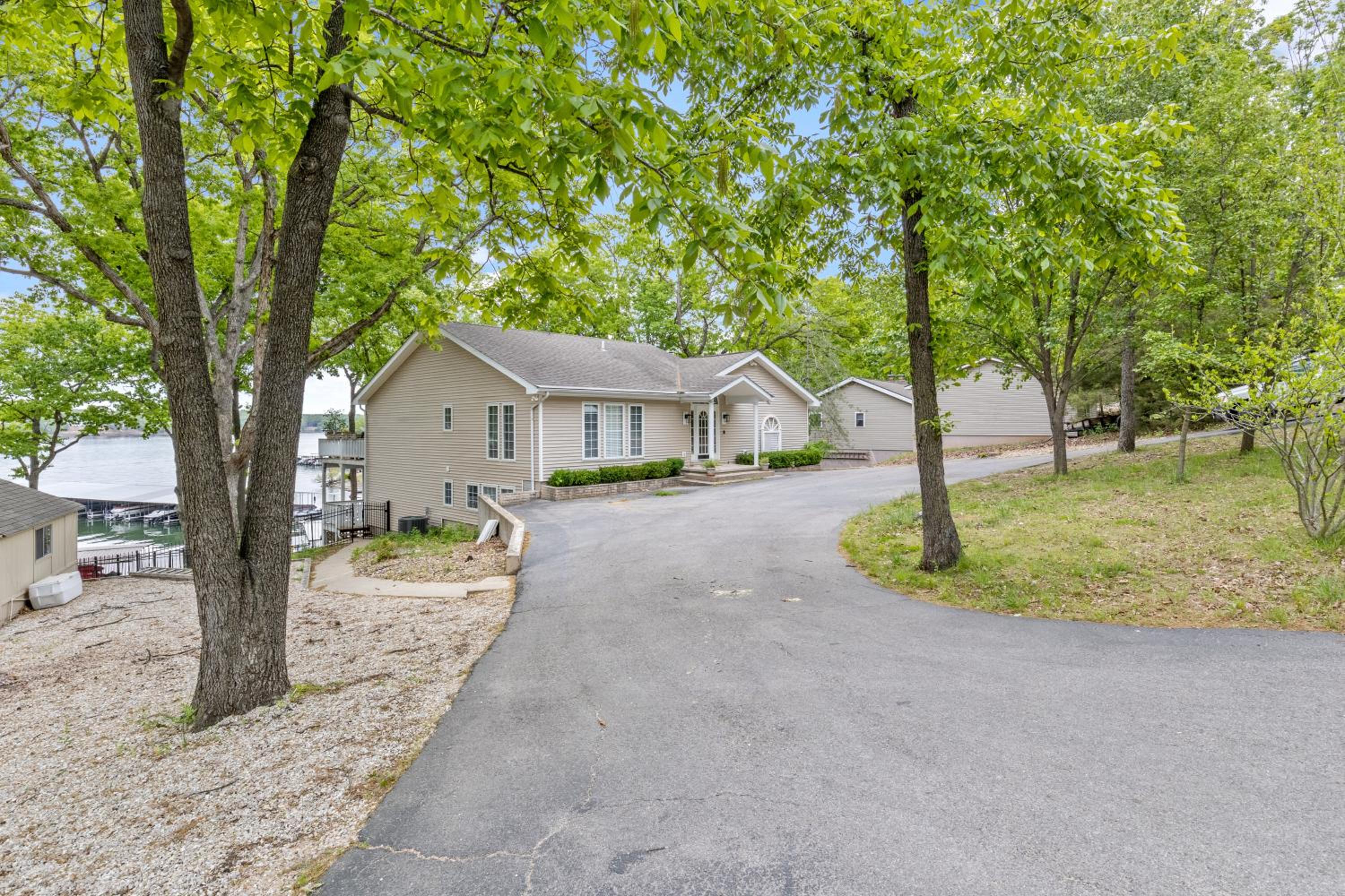 NEW! Lakefront Home -Amazing Dock -22mm -Sleeps 18