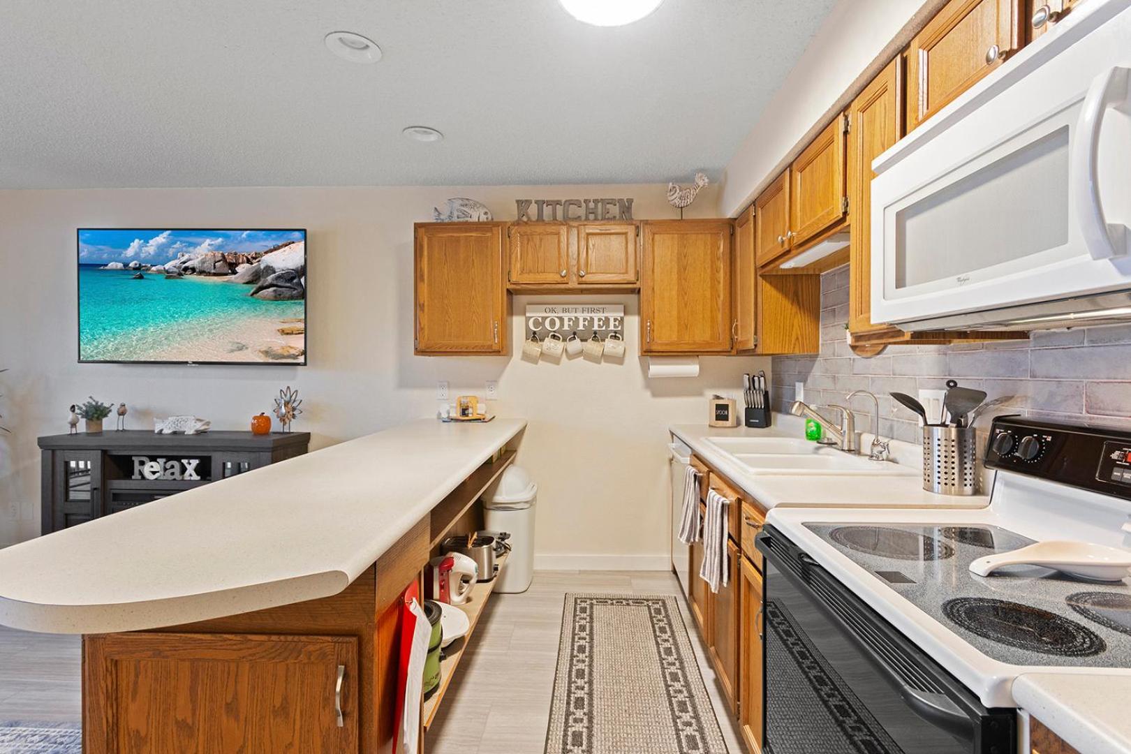 Lakefront Couple Retreat near Hot Spots and Dining