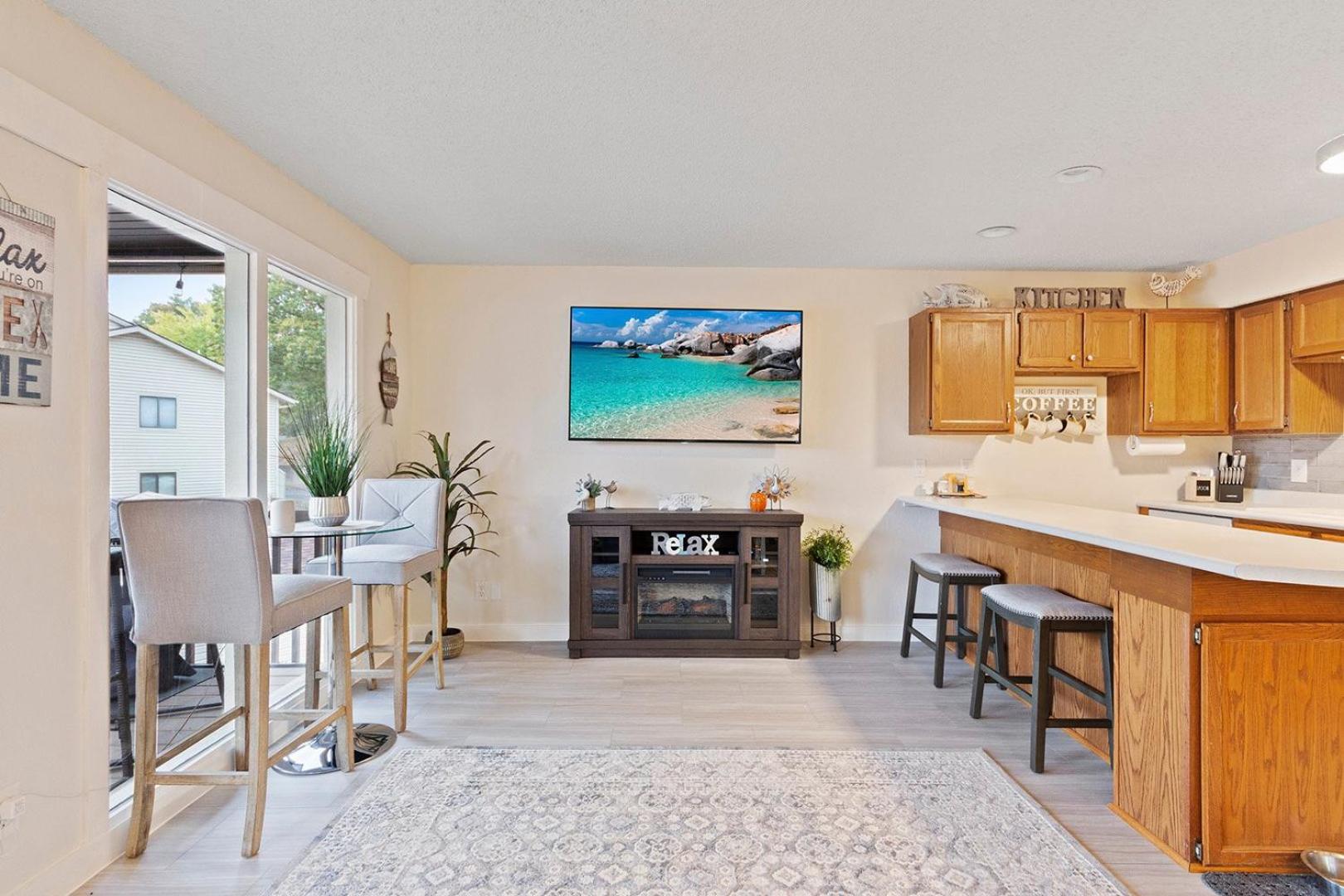 Lakefront Couple Retreat near Hot Spots and Dining