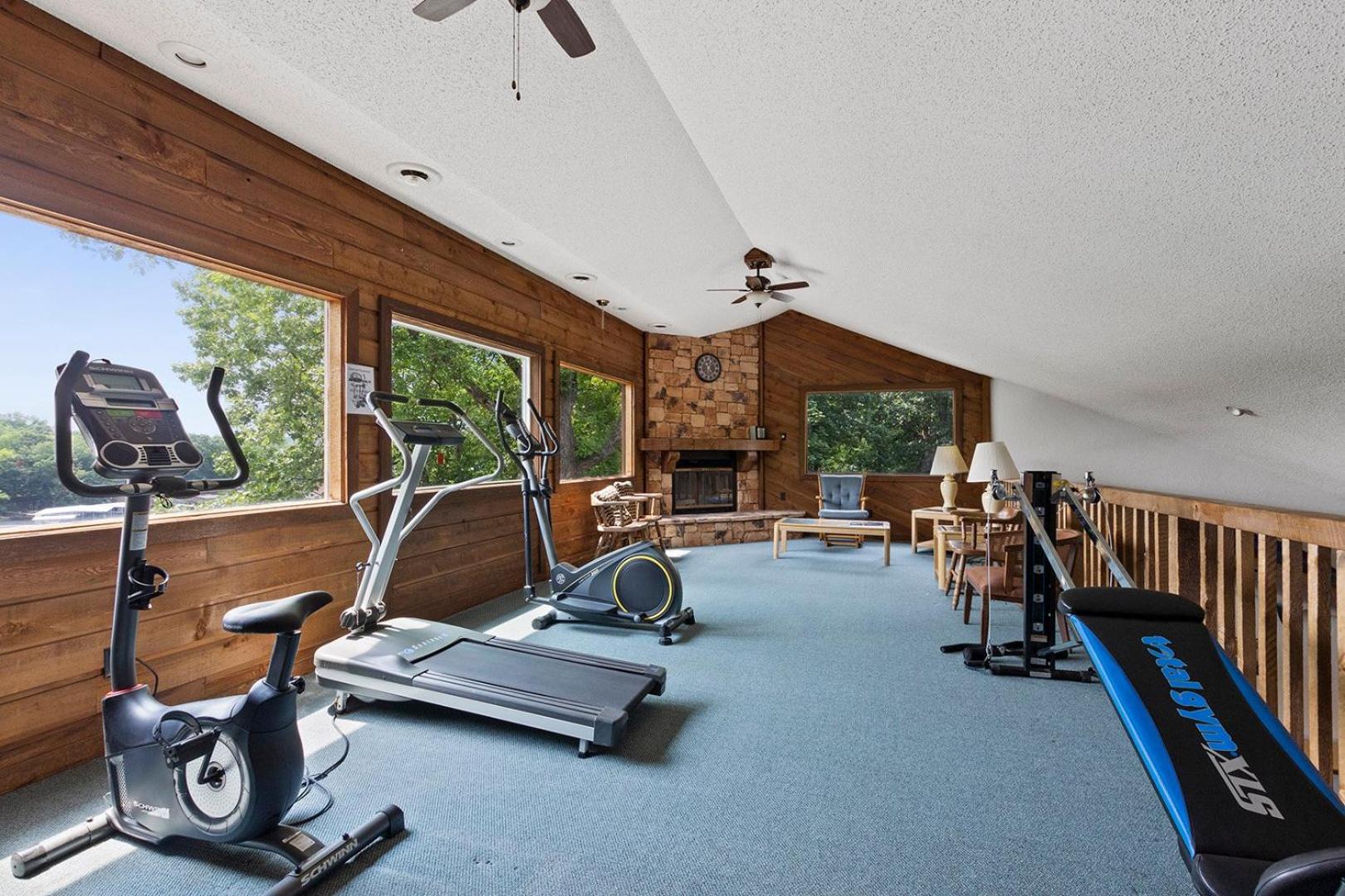 Lakefront Couple Retreat near Hot Spots and Dining