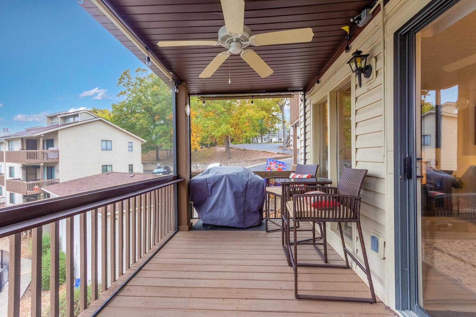 Lakefront Couple Retreat near Hot Spots and Dining