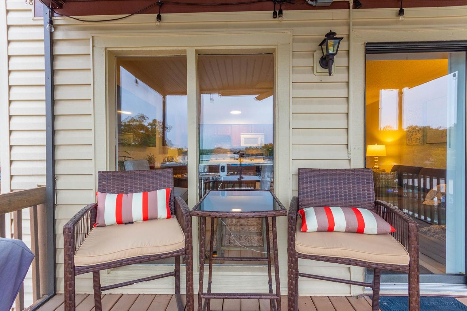Lakefront Couple Retreat near Hot Spots and Dining