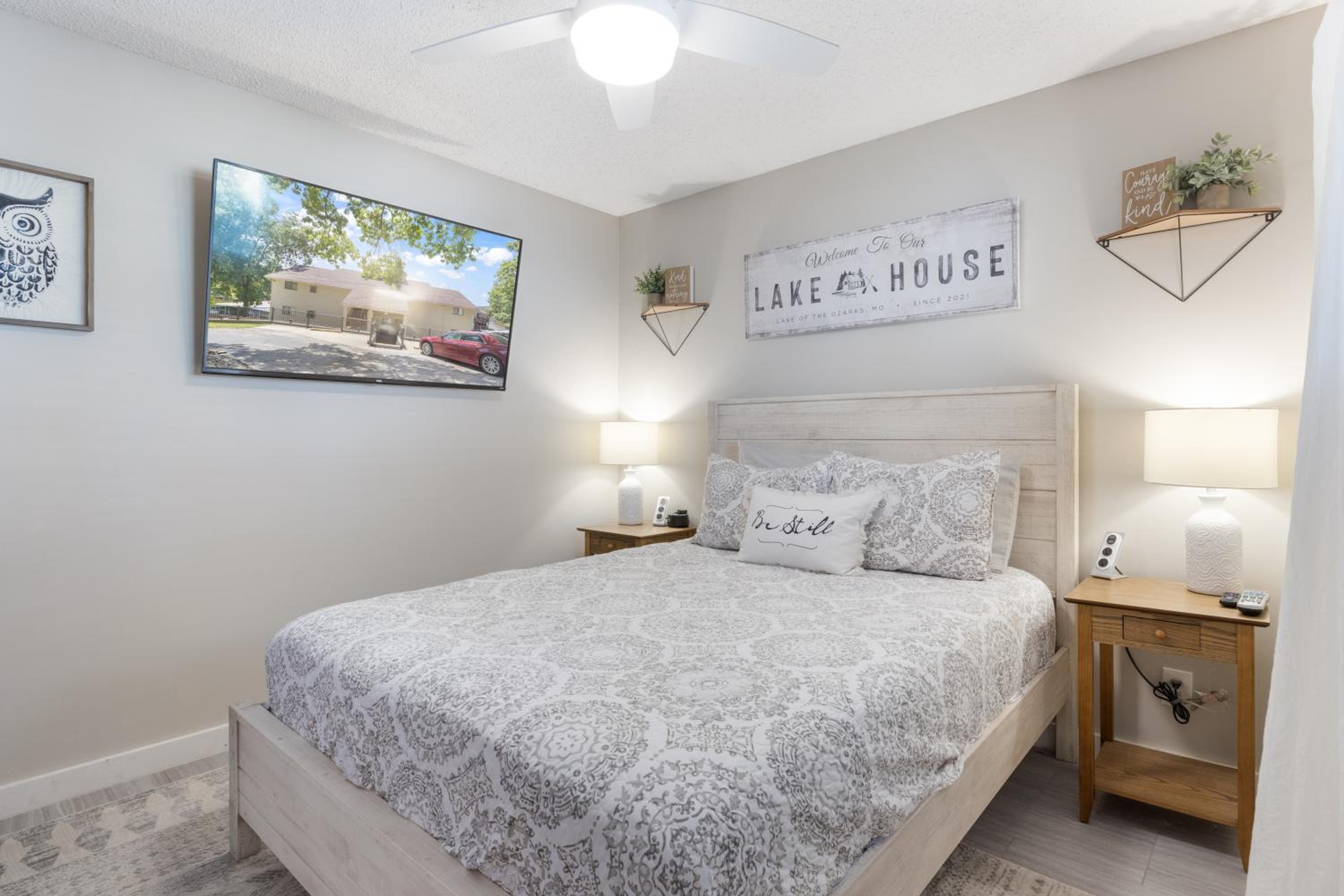 Lakefront Couple Retreat near Hot Spots and Dining
