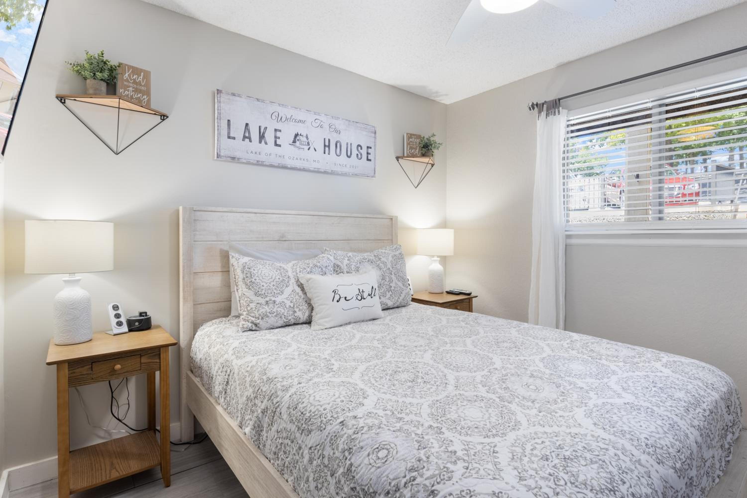 Lakefront Couple Retreat near Hot Spots and Dining