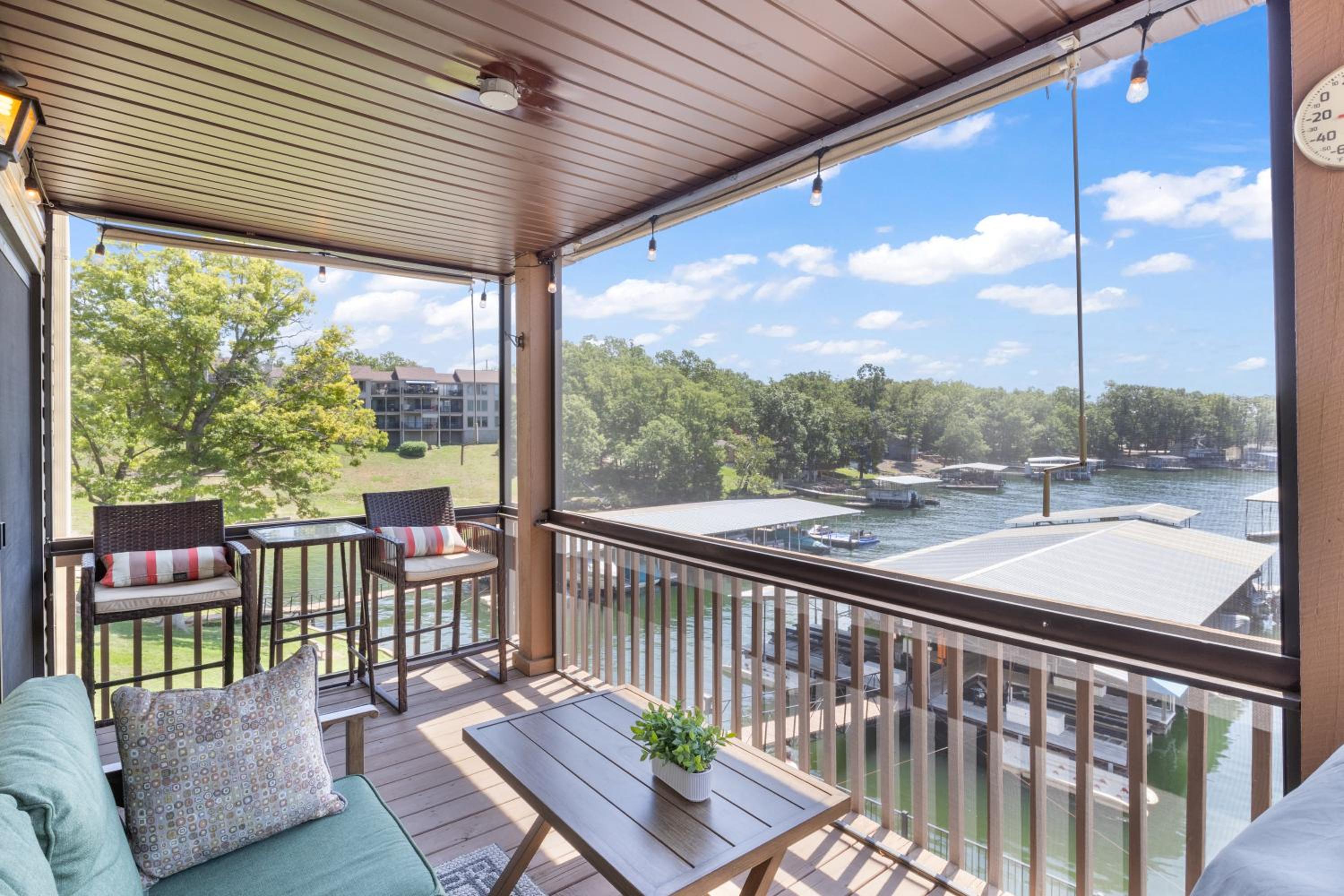 Lakefront Couple Retreat near Hot Spots and Dining