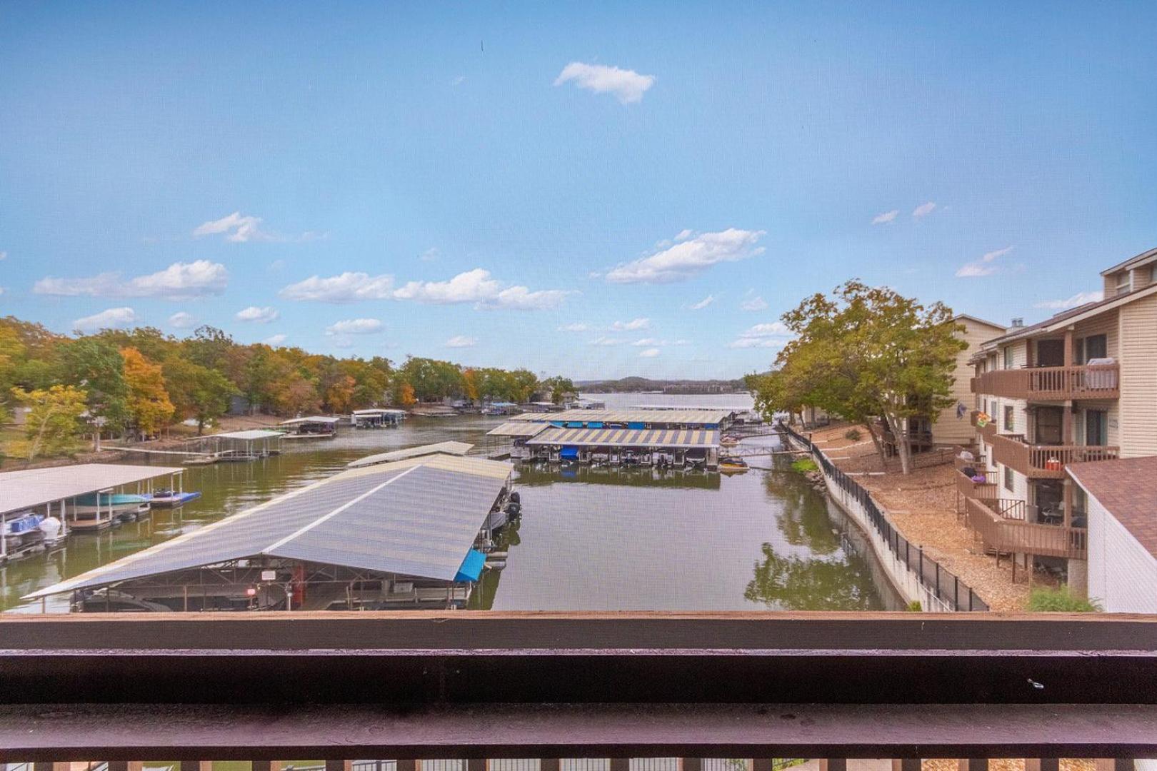 Lakefront Couple Retreat near Hot Spots and Dining