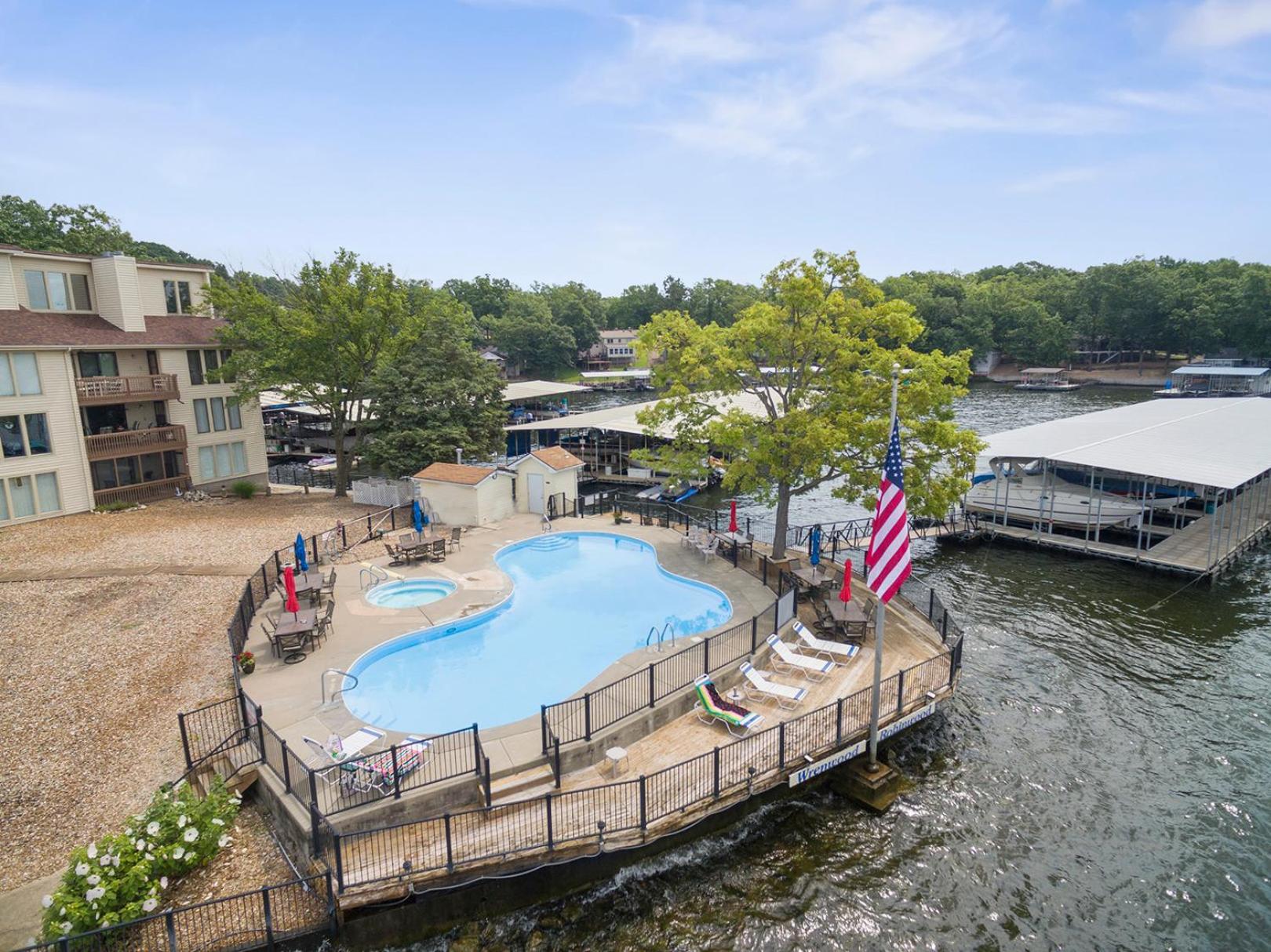 Lakefront Couple Retreat near Hot Spots and Dining