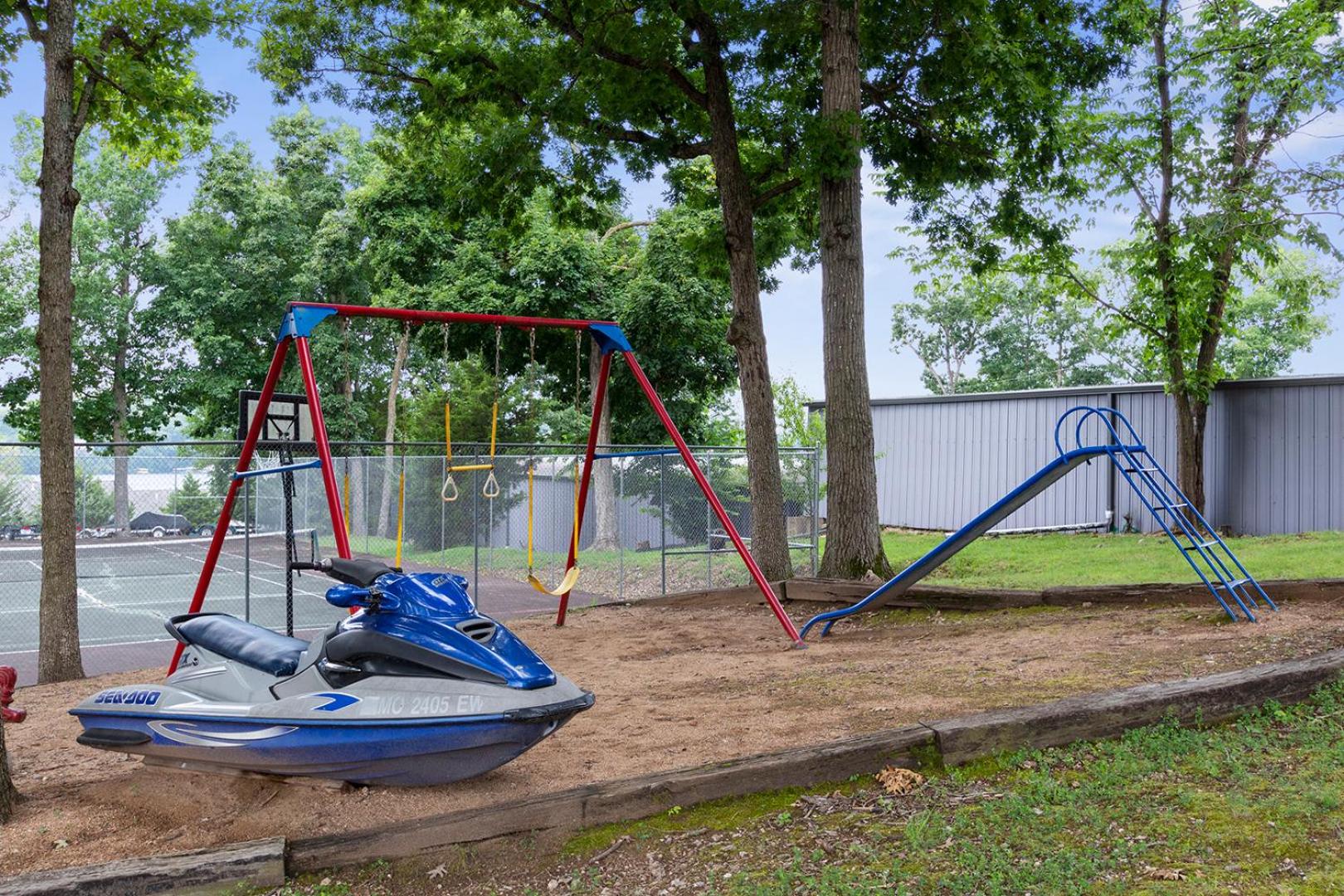 Lakefront Couple Retreat near Hot Spots and Dining
