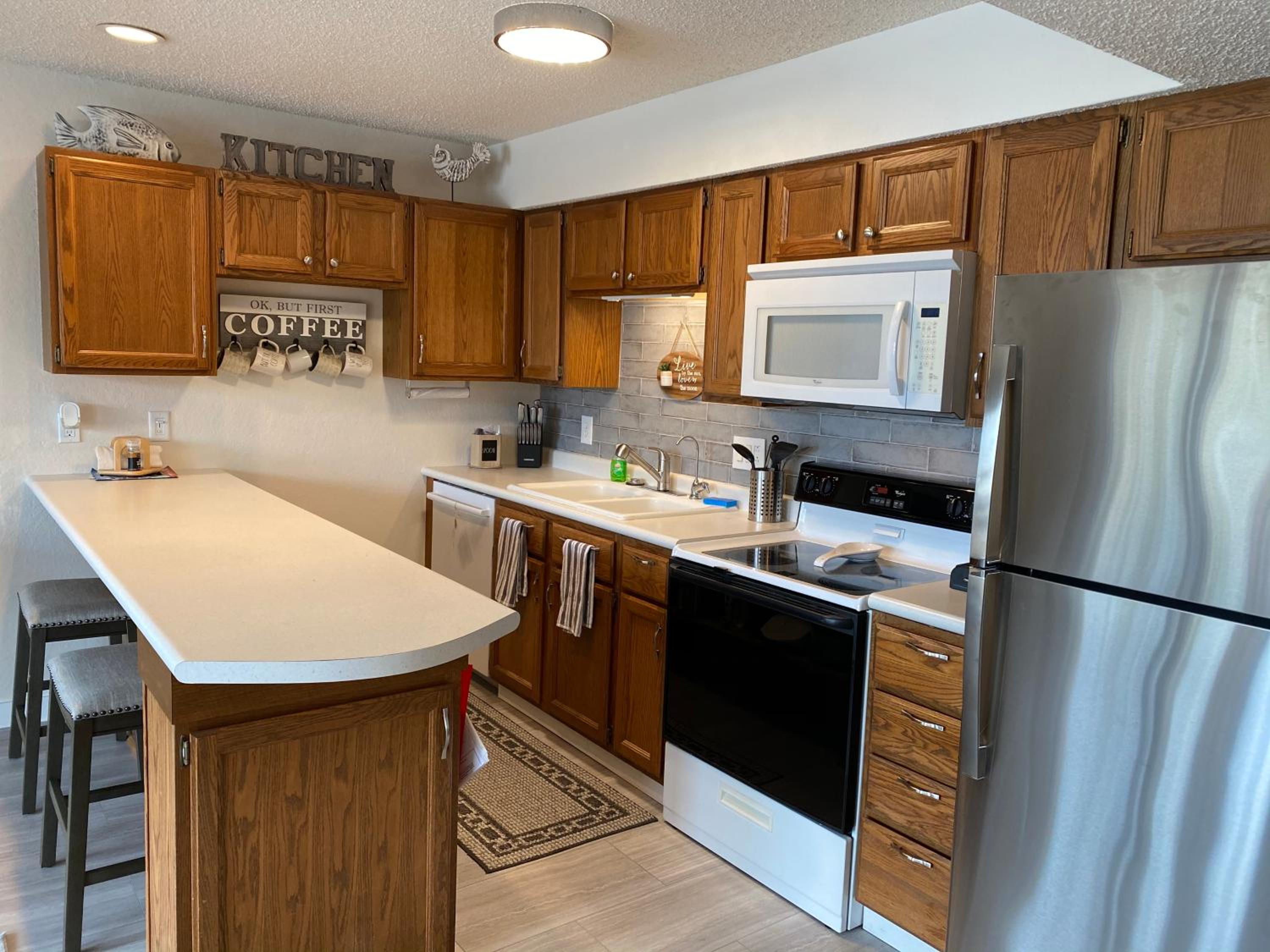 Lakefront Couple Retreat near Hot Spots and Dining