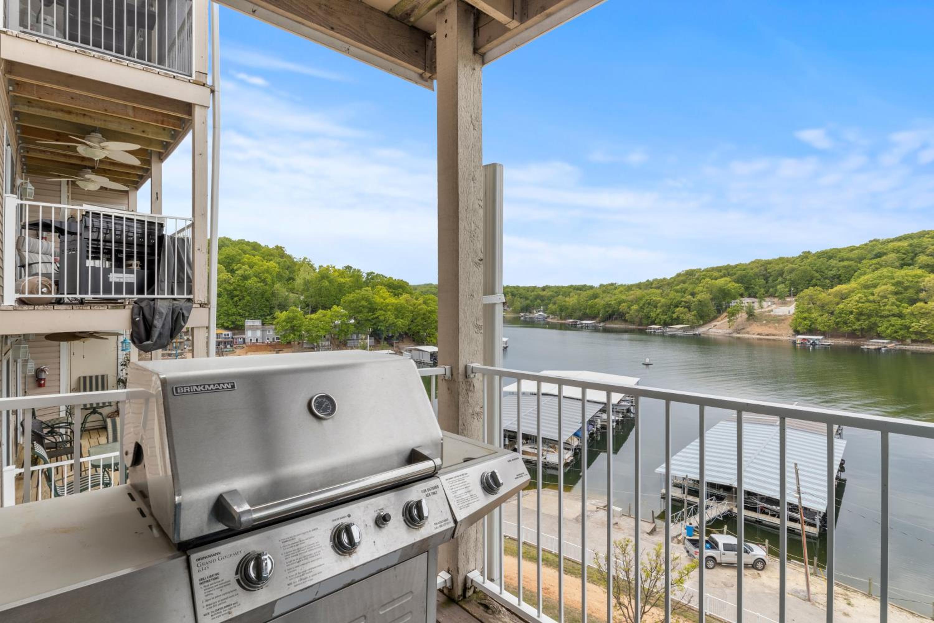 Great Views and Pool Next to Docknockers!